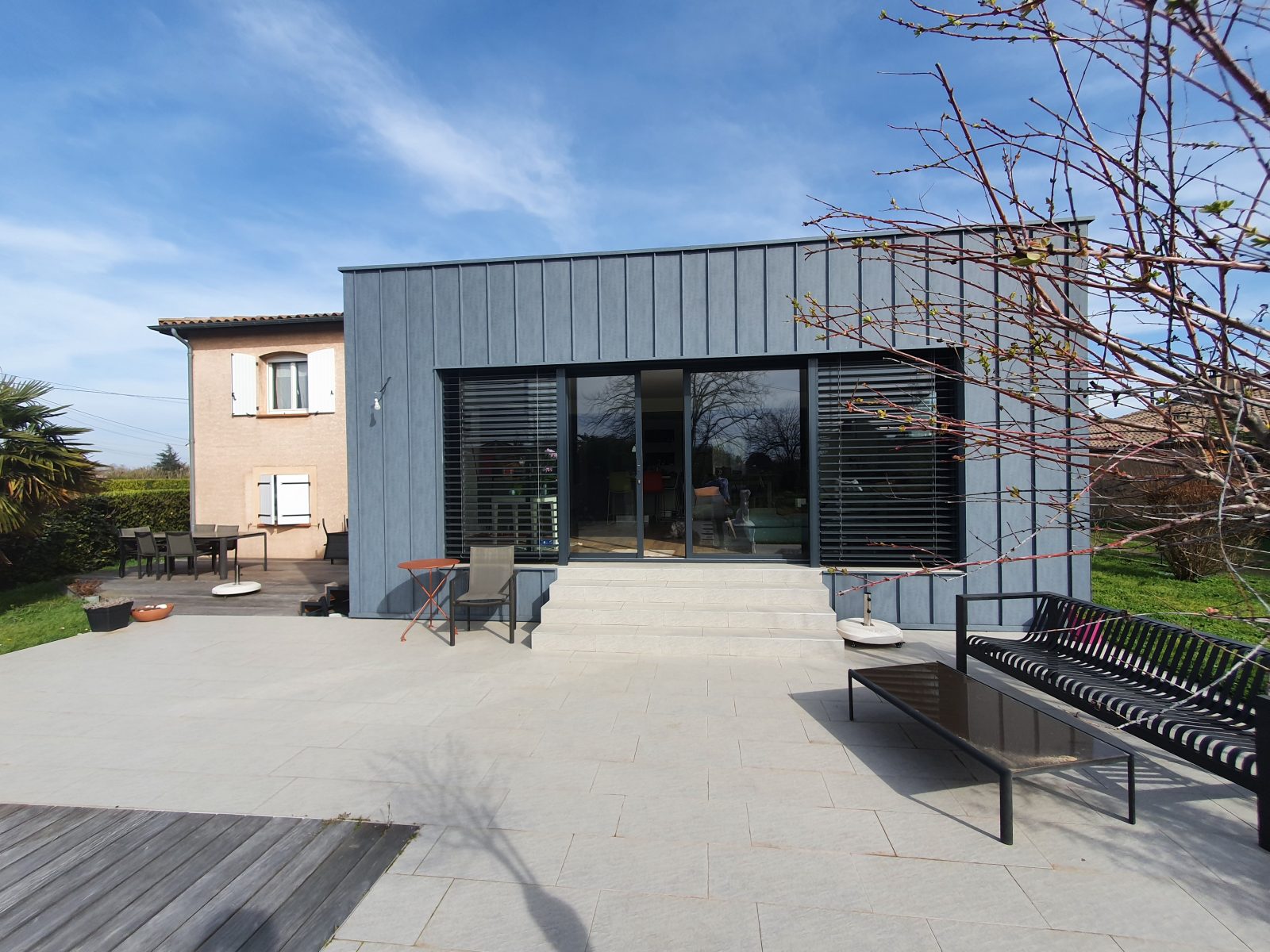 Extension de maison réalisé en JOINT DEBOUT gris antique DALALU à Toulouse